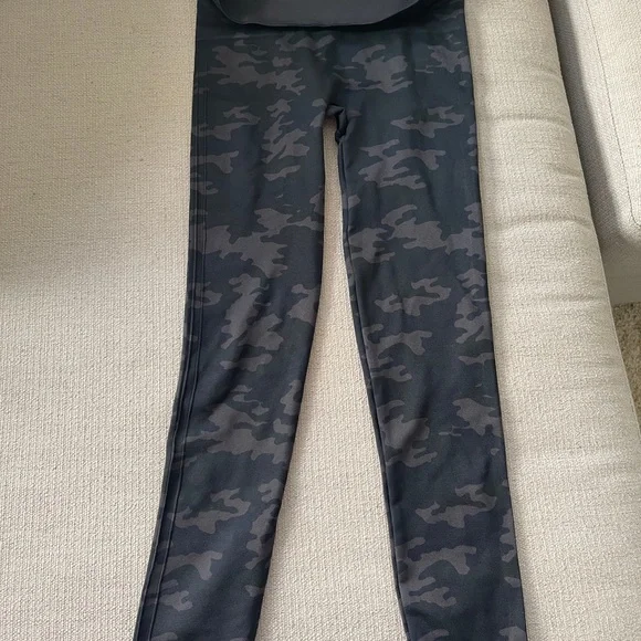 NWOT Spanx Look at me now seamless Camo Leggings - Picture 2 of 4